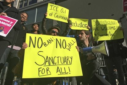 Manifestantes, el viernes en San Francisco, defienden que sea una "ciudad santuario" en inmigración