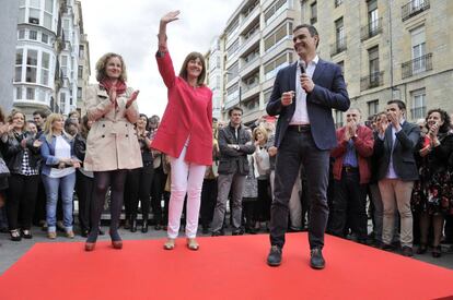 Pedro S&aacute;nchez, antes de su mitin en Vitoria junto a Idoia Mendia (centro) y Cristina Gonz&aacute;lez.