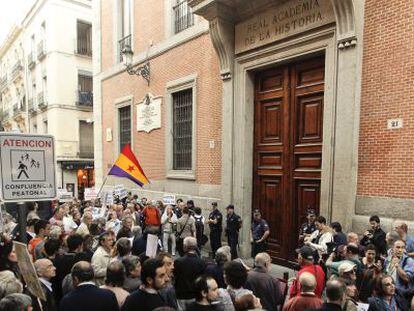 Protesta ante la Real Academia de la Historia en junio de 2011