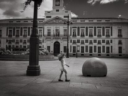 Una niña pasea por la Puerta del Sol el primer día que se permitió salir a niños en Madrid durante el confinamiento.