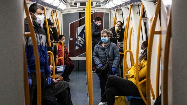 Usuarios protegidos con mascarillas en el interior de un vagón del metro de Madrid, en abril.