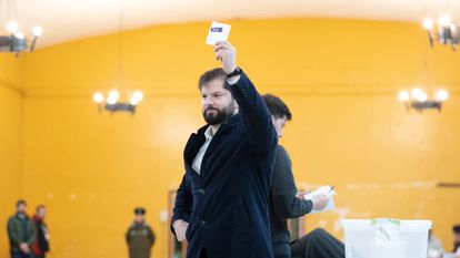 El presidente chileno, Gabriel Boric, mostraba su voto en Punta Arenas.