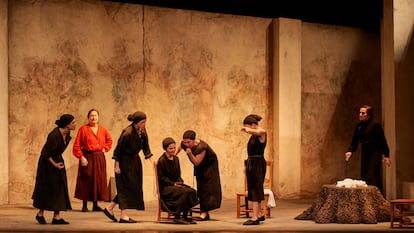 Escena de la versión de José Carlos Plaza de 'La Casa de Bernarda Alba' en el Teatro Apolo de Barcelona.