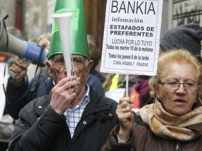 Un grupo de manifestantes protestaba ante la Audiencia Nacional durante una de las comparecencias por el caso Bankia, el pasado febrero