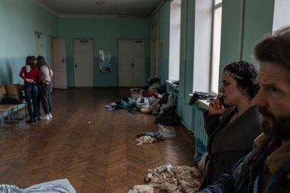Olha, de 36 años, lidera la brigada móvil de voluntarios en su ciudad natal. Acaba de recibir la llamada de una mujer que viaja desde Kharkiv y necesita ayuda urgente en la estación de tren. “Su marido ha muerto en el frente de Mariupol y se lo acaban de comunicar… Vamos para allá”.