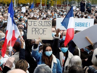 Manifestación en París el 18 de octubre por el asesinato del profesor Samuel Paty.