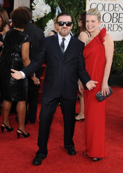 Ricky Gervais y su mujer en la alfombra roja de los Globos de Oro.
