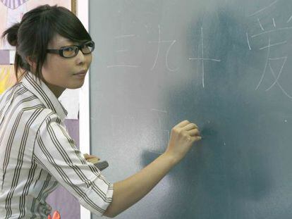 Una profesora de chino imparte clases en una academia de idiomas.