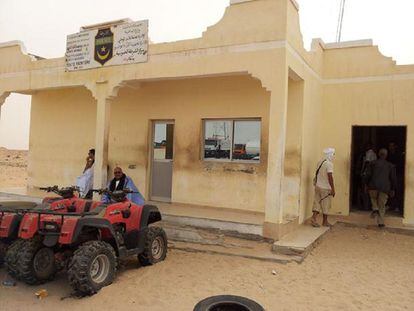 Puesto fronterizo PK-55 que no dispone de energía eléctrica por lo que se cargan los ordenadores mediante un sistema de baterías. Es la frontera entre Mauritania y Marruecos y el paso obligatorio para personas y vehículos.