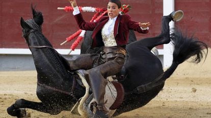 La rejoneadora Lea Vicens se cae de su caballo tras ser cogida por el primer toro de su lote.