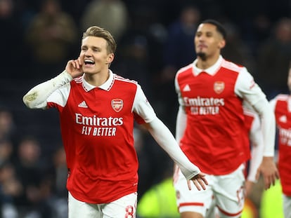 Martin Odegaard celebra la victoria del Arsenal sobre el Tottenham.