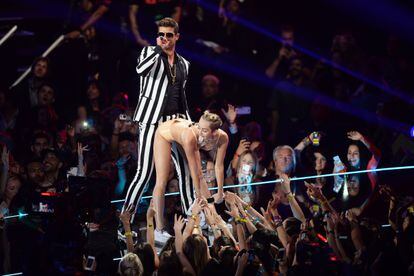 Robin Thicke y Miley Cyrus en los MTV Video Music Awards de agosto de 2013 en la ciudad de Nueva York.