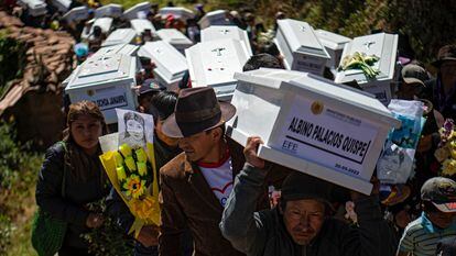 Familiares de las víctimas de 1985 llevan los ataúdes al panteón de Accomarca, en Ayacucho.