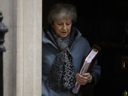 Theresa May, a su salida este miércoles de Downing Street. En vídeo, el Parlamento rechaza las alternativas al plan de May para el Brexit.