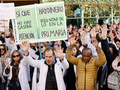 Médicos de familia y pediatras se concentraban el jueves frente a la Asamblea de Madrid.