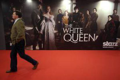 Un hombre pasa junto a la serie británica 'The White Queen' durante la feria más importante del mercado audiovisual, el MIP TV celebrada en Cannes, Francia hoy 8 de abril de 2013.