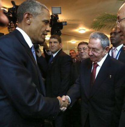 Obama i Castro se saluden.