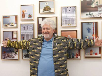 Pedro Almodóvar con algunos de los bodegones que expone en la Fresh Gallery, de Madrid.