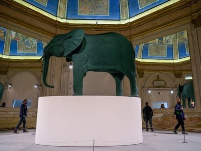 'Elephant' (1985), de la alemana, Katharina Fritsch, da la bienvenida a la muestra principal de la Bienal de Venecia.