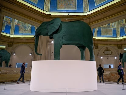 'Elephant' (1985), de la alemana, Katharina Fritsch, da la bienvenida a la muestra principal de la Bienal de Venecia.