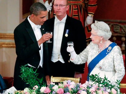 La reina Isabel II brinda con el presidente estadounidense, Barack Obama, en una cena oficial en 2011.