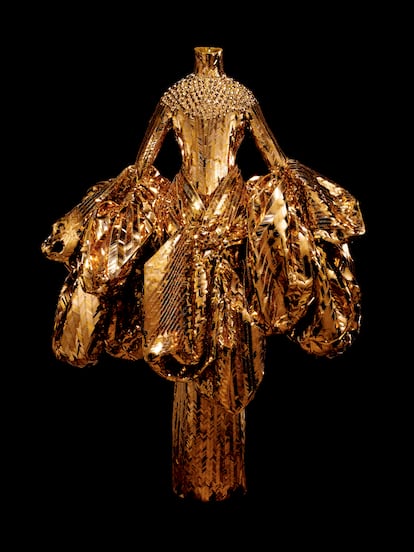 Traje de lentejuelas doradas de la alta costura primavera-verano 2004.