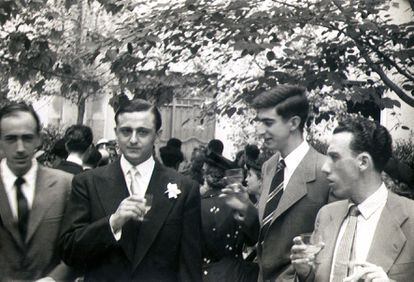 Luis Martín-Santos (segundo desde la izquierda) en su boda junto a Juan Benet (segundo desde la derecha) y Alberto Machimbarrena (primero de la izquierda). 