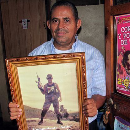 Santiago Mejía sostiene una foto de su época como comandante de la Contra.