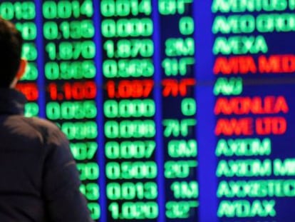 Inversores ante un panel en la Australian Securities Exchange (ASX) , en Sydney,