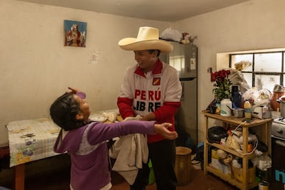 Pedro Castillo en la cocina de su casa en Chugur, Chota, con su hija pequeña Alondra, de nueve años.