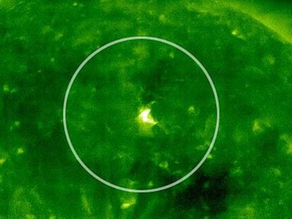 Primera mancha del nuevo ciclo solar observada por <i>Soho</i>.