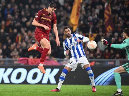 Marash Kumbulla marca el segundo gol de la Roma en el partido contra la Real Sociedad, durante los octavos de final de Europa League, este jueves.