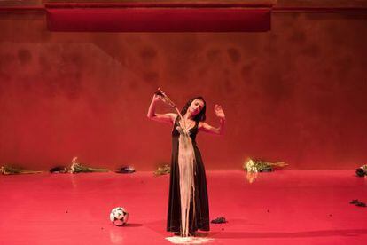 Escena de la pieza 'You Are My Destiny' que la dramaturga, actriz y directora española Angélica Liddell representa en el Teatro de Europa del Odeón de París.