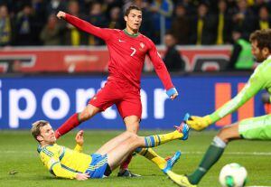 Cristiano marca uno de sus tres goles ante Suecia