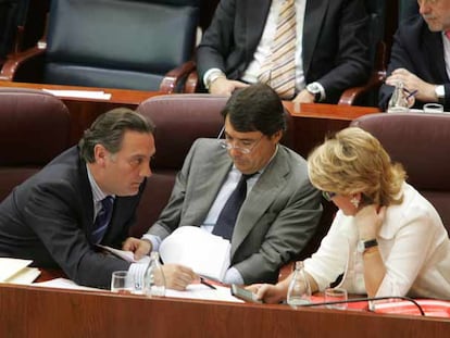 Alfredo Prada, Ignacio González y Esperanza Aguirre durante un pleno de la Asamblea de Madrid, en una imagen de archivo.