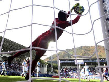 El portero del Deportivo, Francis Uzoho, detiene un lanzamiento del Eibar.