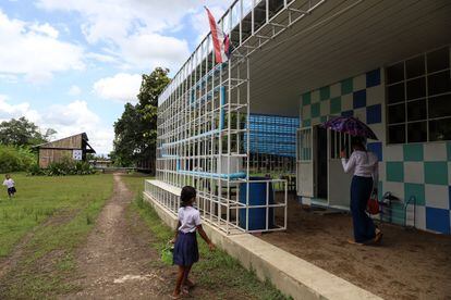 Una profesora y un grupo de alumnos caminan en el exterior de un Centro de Aprendizaje para Migrantes en Mae Sot, en Tailandia.