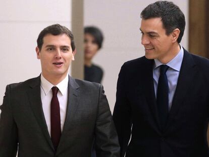 Pedro Sánchez junto a Albert Rivera, antes de su reunión en el Congreso.