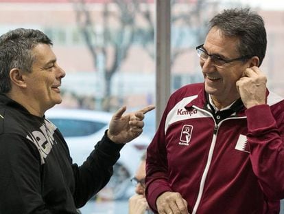 Xavi Pascual y Valero Rivera charlan antes de un amistoso en Barcelona.