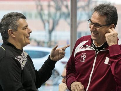 Xavi Pascual y Valero Rivera charlan antes de un amistoso en Barcelona.