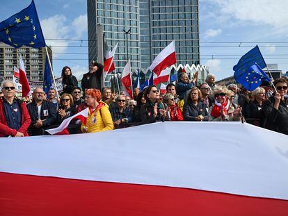 Manifestantes enseñan banderas de Polonia y de la Unión Europea durante la Marcha de Millón de Corazones, el pasado 01 de octubre, en Varsovia, Polonia.