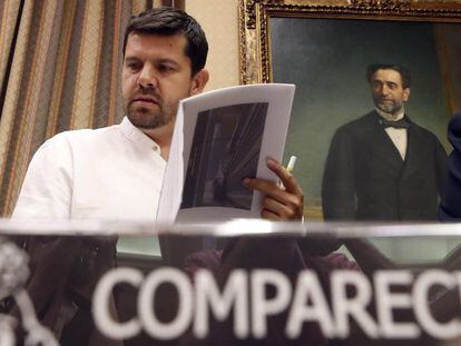 El presidente de la Plataforma de Víctimas del Alvia 04155, Jesús Domínguez, en la comisión de investigación del accidente en el Congreso de los Diputados.
