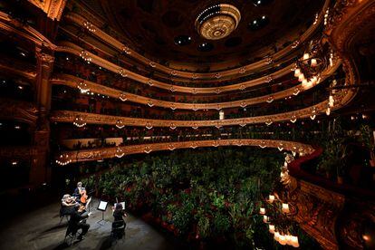 Gran Teatre del Liceu (Barcelona, España). La majestuosa Ópera de Barcelona, muy bien restaurada tras el incendio de 1994, es uno de los teatros tecnológicamente más avanzados. Está en plena Rambla y es uno de los grandes símbolos de la alta cultura catalana. Al sentarse en su platea, que ha recuperado todo su esplendor del siglo XIX pero con los últimos avances en acústica, los visitantes viajan a otra época. También se puede optar por el circuito guiado y descubrir su belleza arquitectónica y secretos. 