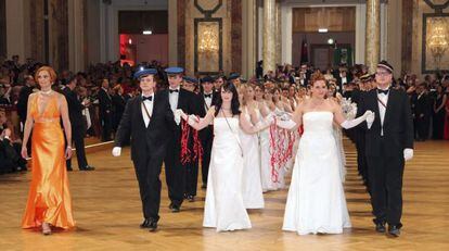 Estudiantes en el baile de fraternidades WKR, en el Palacio Imperial de Viena, organizado por la ultraderecha austriaca el 27 de enero, d&iacute;a en que se conmemora el Holocausto. 