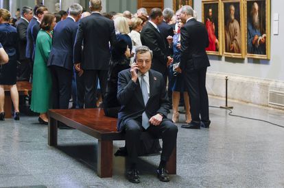 Il presidente del Consiglio Mario Draghi parla al telefono durante la visita al Museo del Prado del capo del governo durante il vertice Nato del 29 giugno. 