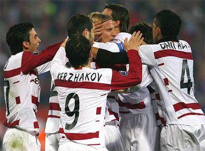 Los jugadores del Sevilla celebran el gol de Poulsen