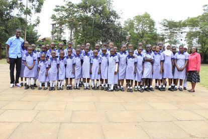 Un grupo de alumnos posa con sus uniformes nuevos, obtenidos a través de la campaña Ficha Uchi.