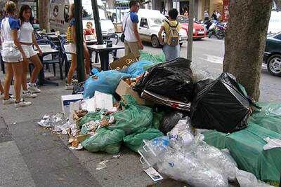 Basura acumulada, ayer, en una calle de Almería.