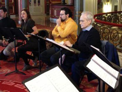 Josep Carreras (segundo por la derecha) este martes ensayando en el Teatro Arriaga.