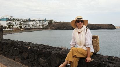 La abogada Irma Ferrer, delante del hotel Sandos Papagayo, en Yaiza (Lanzarote), el pasado junio.
